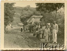 Czerwiec 1939, Rumunia.
Grupa osób podczas wycieczki.
Fot. NN, zbiory Joanny i Jacka Bernasińskich, reprodukcje cyfrowe w Ośrodku KARTA w Warszawie i w Instytucie Polskim i Muzeum im. gen. Sikorskiego w Londynie.  
