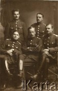 1915, Kielce.
Legiony Polskie. Wincenty Strumiński (w środku) w towarzystwie kolegów z wojska.
Fot. K. Gringrass, zbiory Joanny i Jacka Bernasińskich oraz Bożeny Laskiewicz, reprodukcje cyfrowe w Ośrodku KARTA w Warszawie i w Instytucie Polskim i Muzeum im. gen. Sikorskiego w Londynie.