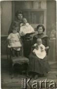 Czerwiec 1915, Kraków.
Stanisława Strumińska z domu Satara z dziećmi Władysławą, Marianem i Tadeuszem oraz nianią.
Fot. NN, zbiory Joanny i Jacka Bernasińskich oraz Bożeny Laskiewicz, reprodukcje cyfrowe w Ośrodku KARTA w Warszawie i w Instytucie Polskim i Muzeum im. gen. Sikorskiego w Londynie.