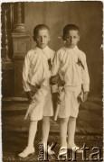 1923, Kraków, Polska.
Fotografia z pierwszej komunii świętej. Tadeusz (z lewej) i Marian Strumińscy, wujowie Joanny Bernasińskiej i Bożeny Laskiewicz.
Fot. NN, zbiory Joanny i Jacka Bernasińskich, reprodukcje cyfrowe w Ośrodku KARTA w Warszawie i w Instytucie Polskim i Muzeum im. gen. Sikorskiego w Londynie.