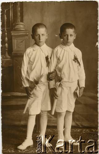 1923, Kraków, Polska.
Fotografia z pierwszej komunii świętej. Tadeusz (z lewej) i Marian Strumińscy, wujowie Joanny Bernasińskiej i Bożeny Laskiewicz.
Fot. NN, zbiory Joanny i Jacka Bernasińskich, reprodukcje cyfrowe w Ośrodku KARTA w Warszawie i w Instytucie Polskim i Muzeum im. gen. Sikorskiego w Londynie.
