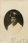 1920, Kraków, Polska.
Stanisława Strumińska, z domu Satara, babcia Joanny Bernasińskiej i Bożeny Laskiewicz.
Fot. NN, zbiory Joanny i Jacka Bernasińskich, reprodukcje cyfrowe w Ośrodku KARTA w Warszawie i w Instytucie Polskim i Muzeum im. gen. Sikorskiego w Londynie.