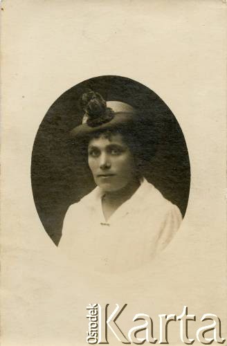 1920, Kraków, Polska.
Stanisława Strumińska, z domu Satara, babcia Joanny Bernasińskiej i Bożeny Laskiewicz.
Fot. NN, zbiory Joanny i Jacka Bernasińskich, reprodukcje cyfrowe w Ośrodku KARTA w Warszawie i w Instytucie Polskim i Muzeum im. gen. Sikorskiego w Londynie.