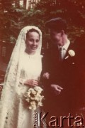 29.06.1968, Londyn, Anglia, Wielka Brytania.
Fotografia ślubna Joanny z domu Laskiewicz i Jacka Bernasińskich, przed kościołem pw. św. Andrzeja Boboli.
Fot. NN, zbiory Joanny i Jacka Bernasińskich oraz Bożeny Laskiewicz, reprodukcje cyfrowe w Ośrodku KARTA w Warszawie i w Instytucie Polskim i Muzeum im. gen. Sikorskiego w Londynie.