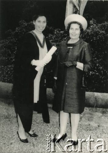 1968, Dublin, Irlandia.
Bożena Laskiewicz z matką Władysławą Laskiewicz, z domu Strumińską, w dniu odebrania dyplomu lekarskiego.
Fot. NN, zbiory Joanny i Jacka Bernasińskich oraz Bożeny Laskiewicz, reprodukcje cyfrowe w Ośrodku KARTA w Warszawie i w Instytucie Polskim i Muzeum im. gen. Sikorskiego w Londynie.