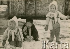 Styczeń 1948, Wheaton Aston koło Stafford, Anglia, Wielka Brytania.
Dziewczynki bawiące się na terenie polskiego obozu, w środku 2,5-letnia Joanna Laskiewicz (potem Bernasińska).
Fot. NN, zbiory Joanny i Jacka Bernasińskich oraz Bożeny Laskiewicz, reprodukcje cyfrowe w Ośrodku KARTA w Warszawie i w Instytucie Polskim i Muzeum im. gen. Sikorskiego w Londynie.