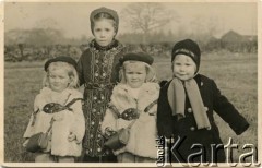 Styczeń 1948, Wheaton Aston koło Stafford, Anglia, Wielka Brytania.
Siostry Bożena (2. z lewej) i Joanna (1. z prawej) Laskiewicz wraz z koleżankami w polskim obozie.
Fot. NN, zbiory Joanny i Jacka Bernasińskich oraz Bożeny Laskiewicz, reprodukcje cyfrowe w Ośrodku KARTA w Warszawie i w Instytucie Polskim i Muzeum im. gen. Sikorskiego w Londynie.