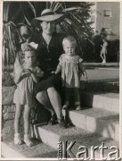 Wrzesień 1946, Tel Awiw, Brytyjki Mandat Palestyny. 
Władysława Laskiewicz, z domu Strumińska, z córkami Bożeną (z lewej) i Joanną.
Fot. NN, zbiory Bożeny Laskiewicz oraz Joanny i Jacka Bernasińskich, reprodukcje cyfrowe w Ośrodku KARTA w Warszawie i w Instytucie Polskim i Muzeum im. gen. Sikorskiego w Londynie.