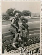 Lato 1947, Tel Awiw, Brytyjski Mandat Palestyny. 
Siostry Bożena (z lewej) i Joanna Laskiewicz.
Fot. NN, zbiory Bożeny Laskiewicz oraz Joanny i Jacka Bernasińskich, reprodukcje cyfrowe w Ośrodku KARTA w Warszawie i w Instytucie Polskim i Muzeum im. gen. Sikorskiego w Londynie.