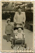 1945, Tel Awiw, Brytyjski Mandat Palestyny. 
Władysława Laskiewicz, z domu Strumińska, z córkami Bożeną (starsza) i Joanną.
Fot. NN, zbiory Bożeny Laskiewicz oraz Joanny i Jacka Bernasińskich, reprodukcje cyfrowe w Ośrodku KARTA w Warszawie i w Instytucie Polskim i Muzeum im. gen. Sikorskiego w Londynie.