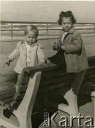 1947, Tel Awiw, Brytyjski Mandat Palestyny. 
Siostry Bożena (starsza) i Joanna Laskiewicz.
Fot. NN, zbiory Joanny i Jacka Bernasińskich, reprodukcje cyfrowe w Ośrodku KARTA w Warszawie i w Instytucie Polskim i Muzeum im. gen. Sikorskiego w Londynie.