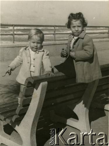 1947, Tel Awiw, Brytyjski Mandat Palestyny. 
Siostry Bożena (starsza) i Joanna Laskiewicz.
Fot. NN, zbiory Joanny i Jacka Bernasińskich, reprodukcje cyfrowe w Ośrodku KARTA w Warszawie i w Instytucie Polskim i Muzeum im. gen. Sikorskiego w Londynie.