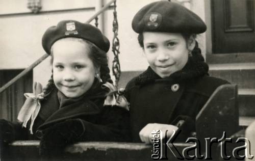 1953, Londyn, Anglia, Wielka Brytania.
Uczennice szkoły Vigro Fidelis Joanna (z lewej) i Bożena Laskiewicz, w mundurkach.
Fot. NN, zbiory Joanny i Jacka Bernasińskich, reprodukcje cyfrowe w Ośrodku KARTA w Warszawie i w Instytucie Polskim i Muzeum im. gen. Sikorskiego w Londynie.