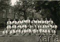 1957, Londyn, Anglia, Wielka Brytania.
Uczennice angielskiej szkoły. Na dole 1. z lewej Joanna Laskiewicz.
Fot. NN, zbiory Joanny i Jacka Bernasińskich, reprodukcje cyfrowe w Ośrodku KARTA w Warszawie i w Instytucie Polskim i Muzeum im. gen. Sikorskiego w Londynie.