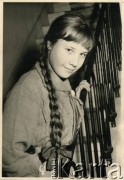 1959, Londyn, Anglia, Wielka Brytania.
Czternastoletnia Joanna Laskiewicz.
Fot. NN, zbiory Joanny i Jacka Bernasińskich, reprodukcje cyfrowe w Ośrodku KARTA w Warszawie i w Instytucie Polskim i Muzeum im. gen. Sikorskiego w Londynie.