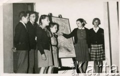 Ok. 1959, Londyn, Anglia, Wielka Brytania.
Lekcja geografii w polskiej szkole. Od prawej: Krystyna Jardel, Krystyna Bielawska, Joanna Laskiewicz, Maria Rostkowska. 
Fot. NN, zbiory Joanny i Jacka Bernasińskich, reprodukcje cyfrowe w Ośrodku KARTA w Warszawie i w Instytucie Polskim i Muzeum im. gen. Sikorskiego w Londynie.