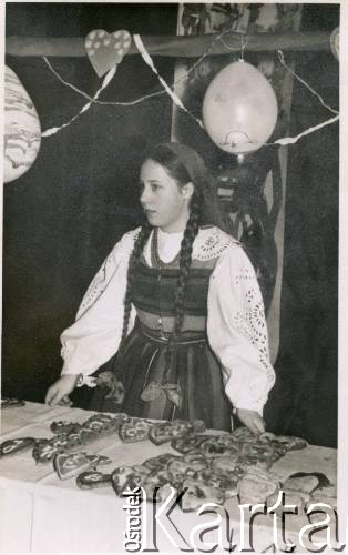 Ok.1960, Londyn, Anglia, Wielka Brytania.
Joanna Laskiewicz.
Fot. NN, zbiory Joanny i Jacka Bernasińskich, reprodukcje cyfrowe w Ośrodku KARTA w Warszawie i w Instytucie Polskim i Muzeum im. gen. Sikorskiego w Londynie.