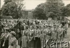 Lata 60., Clapham Common, Londyn, Anglia, Wielka Brytania.
Uroczystość Bożego Ciała. W poczcie sztandarowym Bożena i Joanna Laskiewicz. W drugim rzędzie, w środku Małgorzata Niwczyk, z prawej Krystyna Krzemyk. 
Fot. NN, zbiory Joanny i Jacka Bernasińskich, reprodukcje cyfrowe w Ośrodku KARTA w Warszawie i w Instytucie Polskim i Muzeum im. gen. Sikorskiego w Londynie.