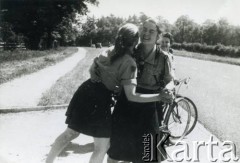 Ok. 1956, Anglia, Wielka Brytania. 
Jadwiga Chruściel, przyjaciółka Bożeny i Joanny Laskiewicz, wraz z zastępem harcerskim na wycieczce rowerowej.
Fot. NN, zbiory Joanny i Jacka Bernasińskich, reprodukcje cyfrowe w Ośrodku KARTA w Warszawie i w Instytucie Polskim i Muzeum im. gen. Sikorskiego w Londynie.