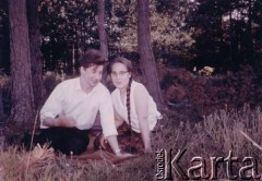 Ok.1967, Thursley National Nature Reserve, Anglia, Wielka Brytania.
Jacek Bernasiński z narzeczoną Joanną Laskiewicz.
Fot. NN, zbiory Joanny i Jacka Bernasińskich, reprodukcje cyfrowe w Ośrodku KARTA w Warszawie i w Instytucie Polskim i Muzeum im. gen. Sikorskiego w Londynie.