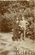 Przed 1938, Polska.
Bracia Karol (z lewej) i Jan Bernasińscy.
Fot. NN, zbiory Joanny i Jacka Bernasińskich, reprodukcje cyfrowe w Ośrodku KARTA w Warszawie i w Instytucie Polskim i Muzeum im. gen. Sikorskiego w Londynie.