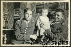 Przed 1938, Kraków, Polska.
Po prawej Karol Bernasiński, ojciec Jacka Bernasińskiego, w mundurze 2 Pułku Lotniczego.
Fot. NN, zbiory Joanny i Jacka Bernasińskich, reprodukcje cyfrowe w Ośrodku KARTA w Warszawie i w Instytucie Polskim i Muzeum im. gen. Sikorskiego w Londynie.