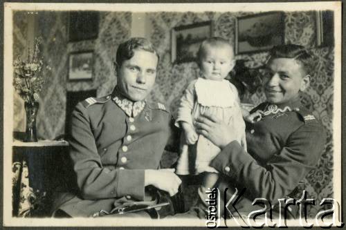 Przed 1938, Kraków, Polska.
Po prawej Karol Bernasiński, ojciec Jacka Bernasińskiego, w mundurze 2 Pułku Lotniczego.
Fot. NN, zbiory Joanny i Jacka Bernasińskich, reprodukcje cyfrowe w Ośrodku KARTA w Warszawie i w Instytucie Polskim i Muzeum im. gen. Sikorskiego w Londynie.