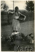 Ok.1935-1936, Klęczany, Polska.
Wisława Darłak (matka Jacka Bernasińskiego) na wsi, w gospodarstwie rodziny Bernasińskich.
Fot. NN, zbiory Joanny i Jacka Bernasińskich, reprodukcje cyfrowe w Ośrodku KARTA w Warszawie i w Instytucie Polskim i Muzeum im. gen. Sikorskiego w Londynie.