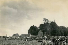 Lata 30., okolice Klęczan, Polska.
Odpust w kościele św. Jacka.
Fot. NN, zbiory Joanny i Jacka Bernasińskich, reprodukcje cyfrowe w Ośrodku KARTA w Warszawie i w Instytucie Polskim i Muzeum im. gen. Sikorskiego w Londynie.