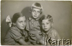 1944, Zakopane, Polska.
Jacek Bernasiński (z prawej) wraz z kuzynami Andrzejem i Krystyną Grząbel.
Fot. Ryś-Wojnarska, zbiory Joanny i Jacka Bernasińskich, reprodukcje cyfrowe w Ośrodku KARTA w Warszawie i w Instytucie Polskim i Muzeum im. gen. Sikorskiego w Londynie.