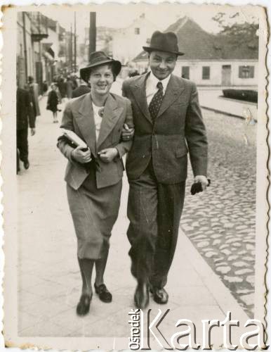 Ok.1937, Białystok, Polska.
Wisława z domu Darłak i Karol Bernasińscy, rodzice Jacka Bernasińskiego.
Fot. NN, zbiory Joanny i Jacka Bernasińskich, reprodukcje cyfrowe w Ośrodku KARTA w Warszawie i w Instytucie Polskim i Muzeum im. gen. Sikorskiego w Londynie.