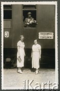Lata 30., Polska.
Kobiety przy pociągu na trasie Truskawiec - Stanisławów, przez Stryj.
Fot. NN, zbiory Joanny i Jacka Bernasińskich, reprodukcje cyfrowe w Ośrodku KARTA w Warszawie i w Instytucie Polskim i Muzeum im. gen. Sikorskiego w Londynie.