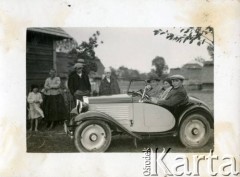 Lata 30., Klęczany, Polska.
Za kierownicą wuj Jacka Bernasińskiego- Antoni Bernasiński, założyciel pierwszej w Polsce pralni chemicznej w Gdyni.
Fot. NN, zbiory Joanny i Jacka Bernasińskich, reprodukcje cyfrowe w Ośrodku KARTA w Warszawie i w Instytucie Polskim i Muzeum im. gen. Sikorskiego w Londynie.
