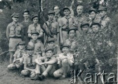 1960, Lilford Park, Anglia, Wielka Brytania. 
Zlot z okazji pięćdziesięciolecia harcerstwa. W górnym rzędzie: 2. z lewej Jacek Bernasiński, obok Eryk Sobesto, Jerzy Antoszewski, Ryszard Widenka, Zbigniew Jarosz,  Andrzej Pluskowski, Zygmund Kruk, Paweł Nowak. W środkowym rzędzie od prawej Witold Łakomy, NN, Mirosław Witkowski, siedzący na ziemi z prawej Jerzy Mela, obok Marek Antoszewski, za nim Aleksander Czepil i Zbigniew Krajewski. 
Fot. NN, zbiory Joanny i Jacka Bernasińskich, reprodukcje cyfrowe w Ośrodku KARTA w Warszawie i w Instytucie Polskim i Muzeum im. gen. Sikorskiego w Londynie.