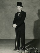 Ok.1954, Londyn, Anglia, Wielka Brytania.
Jacek Bernasiński podczas przedstawienia.
Fot. NN, zbiory Joanny i Jacka Bernasińskich, reprodukcje cyfrowe w Ośrodku KARTA w Warszawie i w Instytucie Polskim i Muzeum im. gen. Sikorskiego w Londynie.