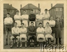 1957, Londyn, Anglia, Wielka Brytania. 
Szkolna drużyna piłkarska. Na ławce 2. z lewej Jacek Bernasiński.
Fot. NN, zbiory Joanny i Jacka Bernasińskich, reprodukcje cyfrowe w Ośrodku KARTA w Warszawie i w Instytucie Polskim i Muzeum im. gen. Sikorskiego w Londynie.