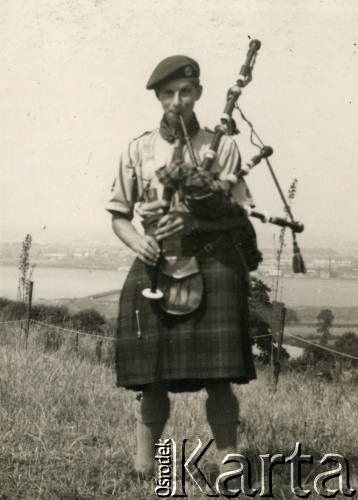 Sierpień 1955, Londyn, Anglia, Wielka Brytania. 
Międzynarodowy zlot skautów, w posiadłości założyciela ruchu skautowego- Roberta Baden-Powella. Jacek Bernasińscy w szkockim stroju ludowym.
Fot. NN, zbiory Joanny i Jacka Bernasińskich, reprodukcje cyfrowe w Ośrodku KARTA w Warszawie i w Instytucie Polskim i Muzeum im. gen. Sikorskiego w Londynie.