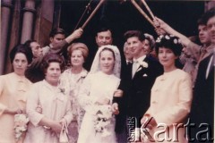 29.06.1968, Hammersmith, Londyn, Anglia, Wielka Brytania.
Fotografia rodzinna po uroczystości ślubnej Jacka i Joanny Bernasińskich, przed kościołem św. Andrzeja Boboli. Po prawej Wojciech Giertych (z ciupagą), obok młodej pary po prawej państwo Bernasińscy oraz matka panny młodej Władysława Laskiewicz z córką Bożeną.
Fot. NN, zbiory Joanny i Jacka Bernasińskich, reprodukcje cyfrowe w Ośrodku KARTA w Warszawie i w Instytucie Polskim i Muzeum im. gen. Sikorskiego w Londynie.