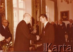 3.05.1981, Buckingham Palace, Londyn, Anglia, Wielka Brytania.
Jacek Bernasiński podczas uroczystości wręczenia Złotego Krzyża Zasługi. 
Fot. Wacław A. Świszczowski, zbiory Joanny i Jacka Bernasińskich, reprodukcje cyfrowe w Ośrodku KARTA w Warszawie i w Instytucie Polskim i Muzeum im. gen. Sikorskiego w Londynie.