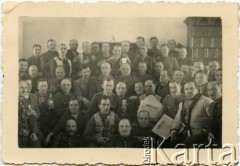 17.01.1940, Targu Jiu, Rumunia.
Grupa internowanych polskich żołnierzy, w drugim rzędzie z lewej Karol Bernasiński.
Fot. NN, zbiory Joanny i Jacka Bernasińskich, reprodukcje cyfrowe w Ośrodku KARTA w Warszawie i w Instytucie Polskim i Muzeum im. gen. Sikorskiego w Londynie.