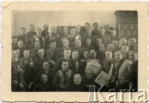 17.01.1940, Targu Jiu, Rumunia.
Grupa internowanych polskich żołnierzy, w drugim rzędzie z lewej Karol Bernasiński.
Fot. NN, zbiory Joanny i Jacka Bernasińskich, reprodukcje cyfrowe w Ośrodku KARTA w Warszawie i w Instytucie Polskim i Muzeum im. gen. Sikorskiego w Londynie.