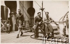 Początek lat 40., Ocean Atlantycki.
Karol Bernasiński (ojciec Jacka Bernasińskiego, w środku) na statku, w czasie podróży z Casablanki do Gibraltaru.
Fot. NN, zbiory Joanny i Jacka Bernasińskich, reprodukcje cyfrowe w Ośrodku KARTA w Warszawie i w Instytucie Polskim i Muzeum im. gen. Sikorskiego w Londynie.
