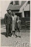 Ok.1948, Anglia, Wielka Brytania.
Karol Bernasiński z żoną Wisławą z domu Darłak i synem Jackiem.
Fot. NN, zbiory Joanny i Jacka Bernasińskich, reprodukcje cyfrowe w Ośrodku KARTA w Warszawie i w Instytucie Polskim i Muzeum im. gen. Sikorskiego w Londynie.