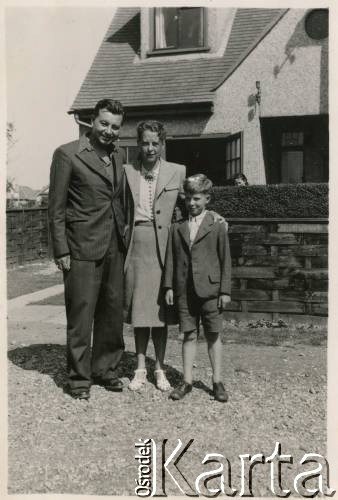 Ok.1948, Anglia, Wielka Brytania.
Karol Bernasiński z żoną Wisławą z domu Darłak i synem Jackiem.
Fot. NN, zbiory Joanny i Jacka Bernasińskich, reprodukcje cyfrowe w Ośrodku KARTA w Warszawie i w Instytucie Polskim i Muzeum im. gen. Sikorskiego w Londynie.