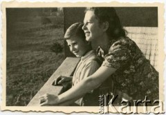 1946, Kraków, Polska.
Wisława Bernasińska (z domu Darłak) z synem Jackiem Bernasińskim.
Fot. NN, zbiory Joanny i Jacka Bernasińskich, reprodukcje cyfrowe w Ośrodku KARTA w Warszawie i w Instytucie Polskim i Muzeum im. gen. Sikorskiego w Londynie.