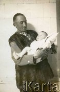 1931, Białokrynica koło Krzemieńca, Polska.
Major Karol Rudnicki z córką Izabelą. Służył w 12 Pułku Ułanów Podolskich. W 1939 roku dostał się do niewoli sowieckiej, więziony w Starobielsku, stracony w 1940 roku w Charkowie.
Fot. NN, zbiory Izabeli i Andrzeja Czerniajewa, reprodukcje cyfrowe w Ośrodku KARTA w Warszawie i w Instytucie Polskim i Muzeum im. gen. Sikorskiego w Londynie.