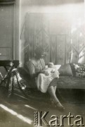 1931, Białokrynica koło Krzemieńca, Polska.
Helena Rudnicka z domu Krzeczunowicz, z córką Izabelą.
Fot. NN, zbiory Izabeli i Andrzeja Czerniajewa, reprodukcje cyfrowe w Ośrodku KARTA w Warszawie i w Instytucie Polskim i Muzeum im. gen. Sikorskiego w Londynie.
