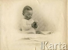 1931-1932, Białokrynica koło Krzemieńca, Polska.
Izabela Rudnicka (później Czerniajew).
Fot. NN, zbiory Izabeli i Andrzeja Czerniajewa, reprodukcje cyfrowe w Ośrodku KARTA w Warszawie i w Instytucie Polskim i Muzeum im. gen. Sikorskiego w Londynie.