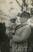 1932, Białokrynica koło Krzemieńca, Polska.
Major Karol Rudnicki, z córką Izabelą. Służył w 12 Pułku Ułanów Podolskich. W 1939 roku dostał się do niewoli sowieckiej, więziony w Starobielsku, stracony w 1940 roku w Charkowie.
Fot. NN, zbiory Izabeli i Andrzeja Czerniajewa, reprodukcje cyfrowe w Ośrodku KARTA w Warszawie i w Instytucie Polskim i Muzeum im. gen. Sikorskiego w Londynie.
