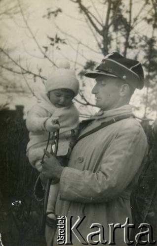 1932, Białokrynica koło Krzemieńca, Polska.
Major Karol Rudnicki, z córką Izabelą. Służył w 12 Pułku Ułanów Podolskich. W 1939 roku dostał się do niewoli sowieckiej, więziony w Starobielsku, stracony w 1940 roku w Charkowie.
Fot. NN, zbiory Izabeli i Andrzeja Czerniajewa, reprodukcje cyfrowe w Ośrodku KARTA w Warszawie i w Instytucie Polskim i Muzeum im. gen. Sikorskiego w Londynie.